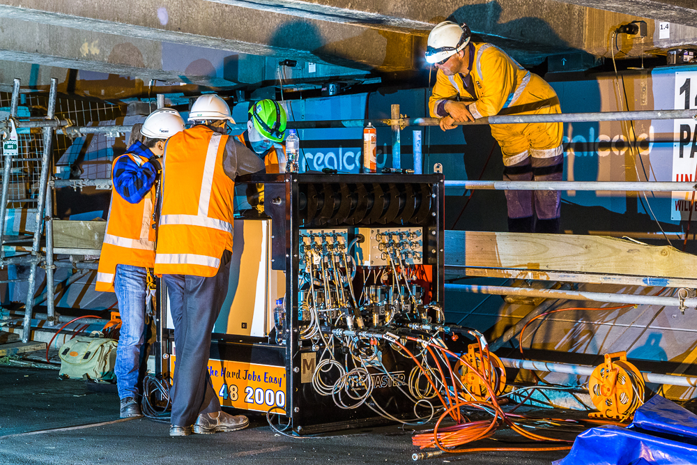 Durapac SyncMaster synchronised lifting system on a bridge lift